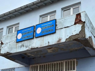 Çocuklar enkazda eğitim görüyor