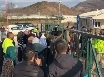 İliç'te toprak altındaki madencilerin yakınları aramaların durmasını protesto etti