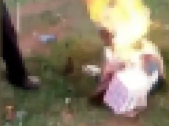Korkunç olay: Cadılıkla suçlanan kadını diri diri yaktılar!