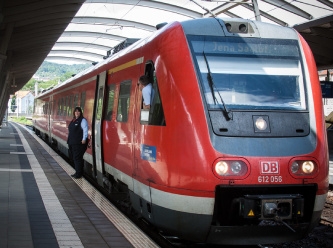 Almanya'da tren ve uçak seferlerine grev darbesi