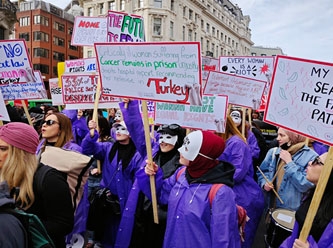 HRS gönüllüleri, hapisteki kadınların ismi yazılan maskelerle yürüdü