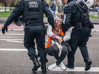 Almanya'da iklim aktivistlerine polis müdahalesi