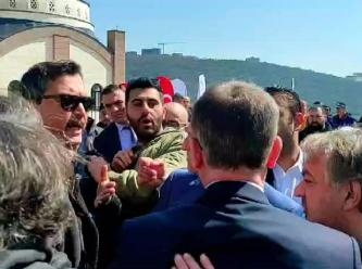 TOKİ Başkanı Ömer Bulut protestoya dayanamadı: Tepki gösteren hak sahibine yumruk attı