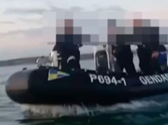 Fransız polisi göçmen teknelerine 'saldırgan' taktikler kullanıyor