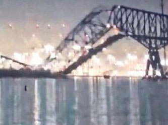 ABD'de bir gemi, ünlü köprüyü yıktı: Birçok araç ve insan suya düştü