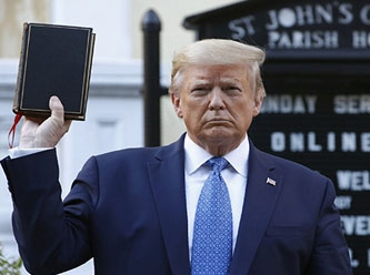 Donald Trump internetten İncil satıyor