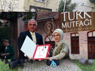 Bakanlık Emine Erdoğan’ın önsöz yazdığı kitaba baskı üstüne baskı yaptırıyor