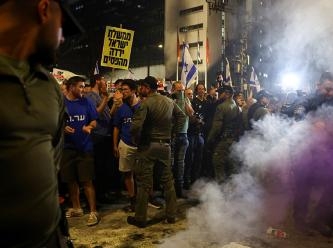İsrail'de hükümet karşıtı gösterilerde araç eylemcilerin arasına daldı: 3 yaralı