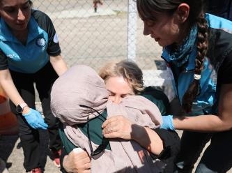 22,5 saatlik esaret bitti: İnince yeri öptü