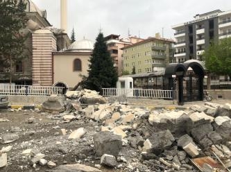 Fırtına minareleri yıktı