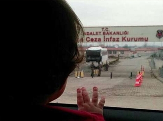 'Ben çıkana kadar büyü e mi': Cezaevi yollarında büyüyen çocuklar anlatılıyor