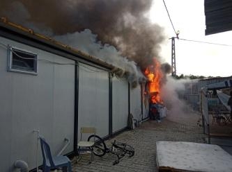 Antakya'da konteyner kentte yangın: Depremzedelerin yaşadığı 4 konteyner kül oldu