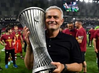 Fenerbahçe'den büyük transfer: Yeni teknik direktörle 2 yıllık anlaşmaya vardı