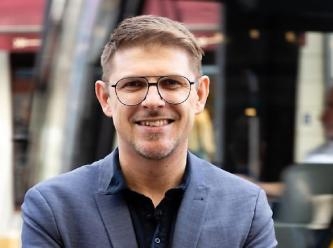 AP milletvekili afiş asarken saldırıya uğradı