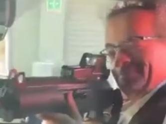 İngiliz elçinin silahlı şakası pahalıya mal oldu