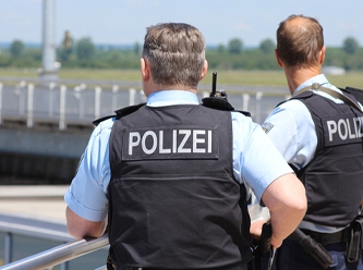 Almanya'da üç kişiyi bıçaklayan saldırgan polis tarafından öldürüldü