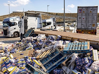 İsrail Gazze'de tıbbi malzeme taşıyan yardım konvoyunu vurdu