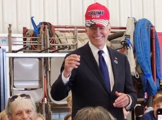 ABD'de gündem yine Biden: 'Trump 2024' yazılı şapka taktı