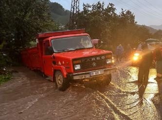 Heyelan hayatı felç etti, çok sayıda yol ulaşıma kapandı