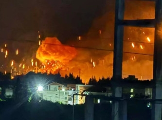 İsrail Suriye'yi de vurdu! Liman kenti yanıyor