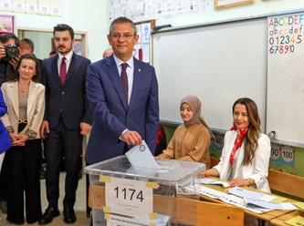 Özgür Özel'in masasındaki ankette ne var?