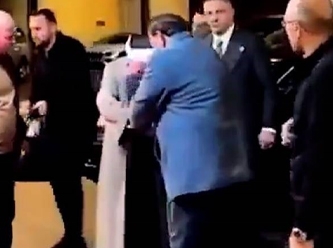 Cübbeli Çakıcı'nın elini öpmeye çalıştı, kameralara yakalandı
