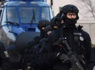 Alman polisi kırmızı alarmda: Berlin'de tren istasyonuna patlayıcı dolu çanta bırakıldı
