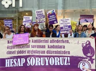 Kadınlar 'çıplak arama'yı protesto etti!