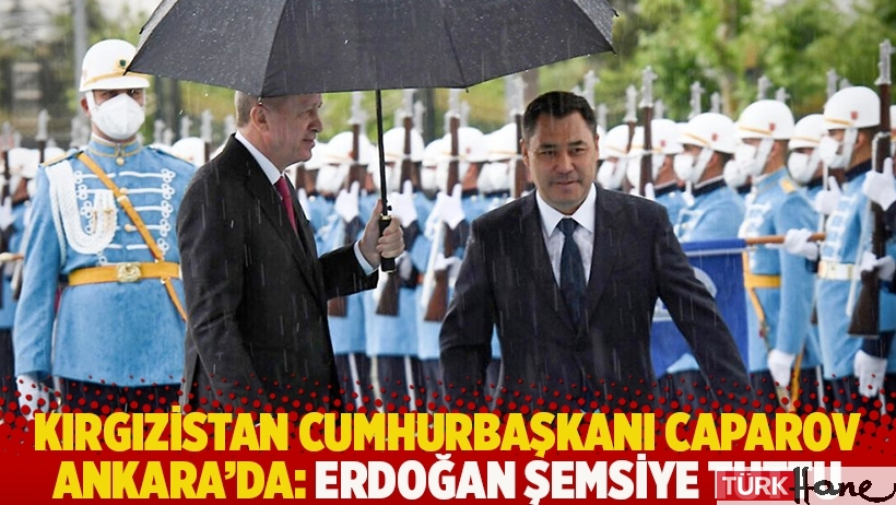 Kırgızistan Cumhurbaşkanı Caparov Ankara'da: Erdoğan şemsiye tuttu