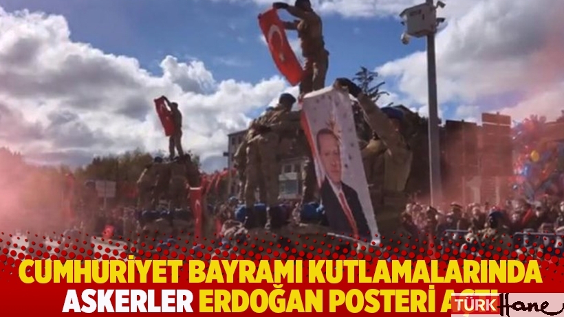 Cumhuriyet Bayramı kutlamalarında askerler Erdoğan posteri açtı