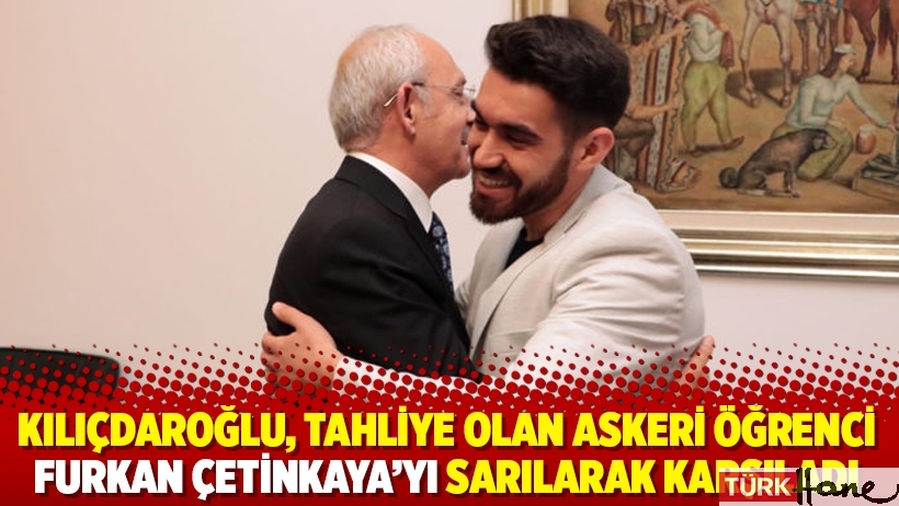 Kılıçdaroğlu, tahliye olan askeri öğrenci Furkan Çetinkaya’yı sarılarak karşıladı