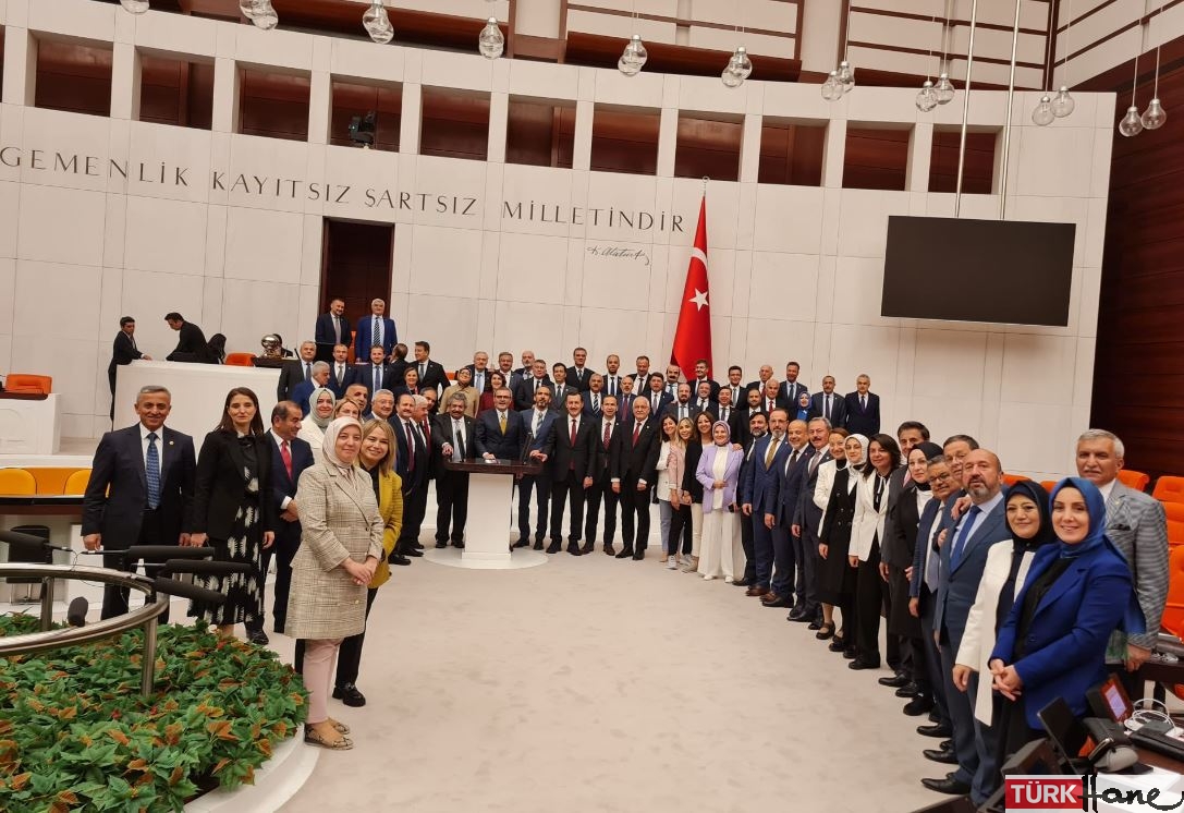  Sansür Yasası  Meclis’ten geçti: AKP ve MHP’liler  ‘hatıra fotoğrafı’ çektirdi
