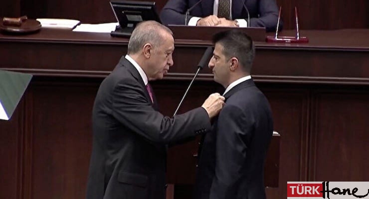 AKP’ye geçen Mehmet Ali Çelebi’nin rozetini Erdoğan taktı