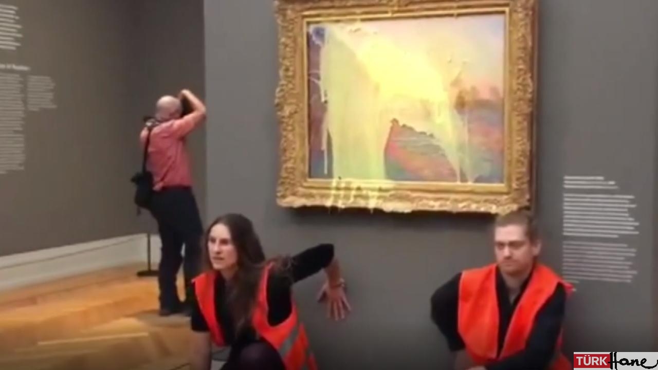 Almanya’da iklim aktivistleri Monet’nin tablosuna patates püresi fırlattı