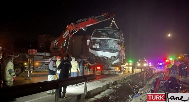 Bursa’da tur otobüsü devrildi: İkisi öğrenci üç kişi öldü