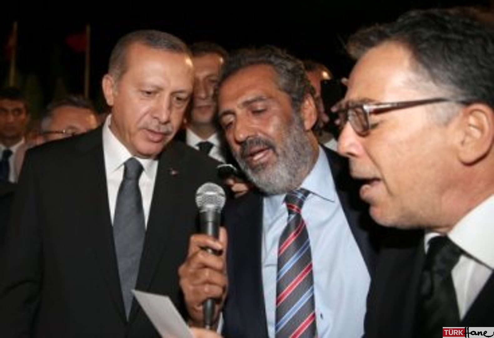 Saray’ın gözde türkücüsü Yavuz Bingöl, 8 dinleyicili konserini iptal etti