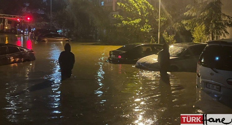 İstanbul’da kuvvetli yağış sele neden oldu: İki ölü