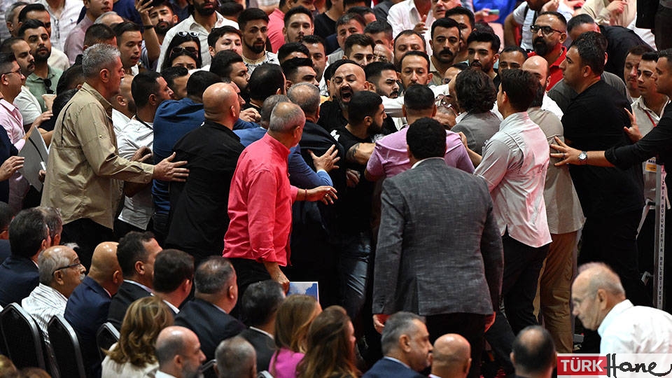 CHP İzmir İl Kongresi’nde iki grup arasında arbede