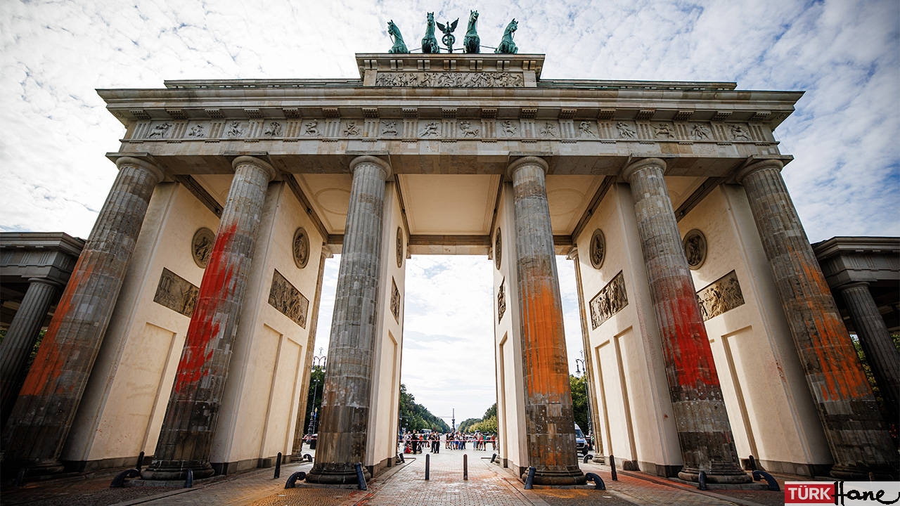 İklim aktivistleri tarihi Brandenburg Kapısı’nı boyadı