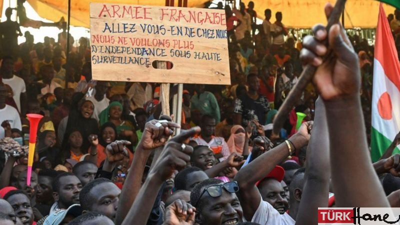 Fransa Nijer’deki büyükelçisini ve askerlerini geri çekiyor