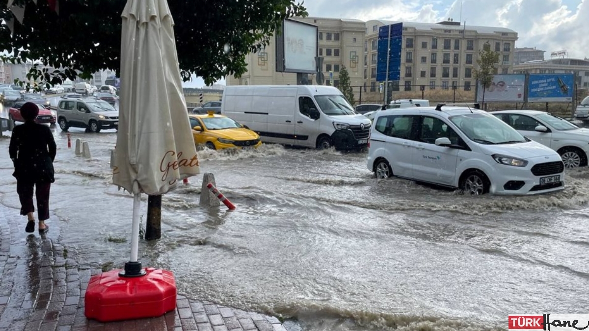 İstanbul’u sağanak vurdu! Göle dönen caddelerde araçlar kaldı, metro istasyonlarını su bastı