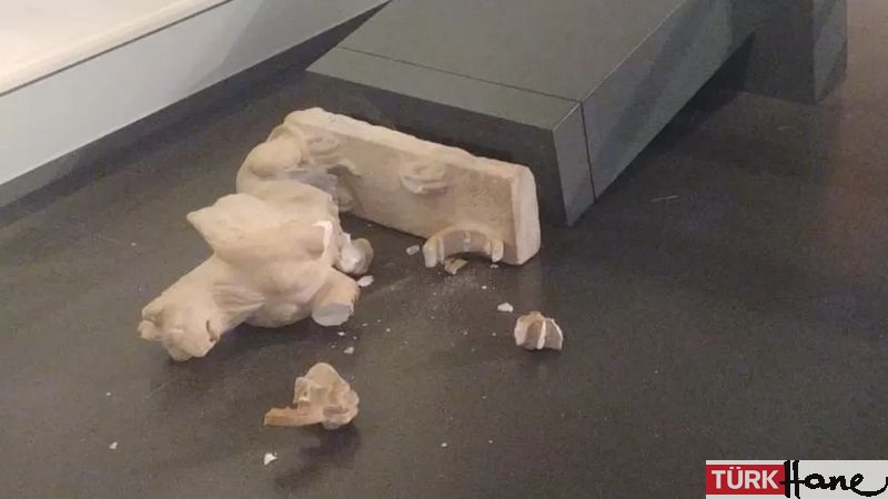 Amerikalı bir turist, İsrail Müzesi’ndeki heykellere saldırdı