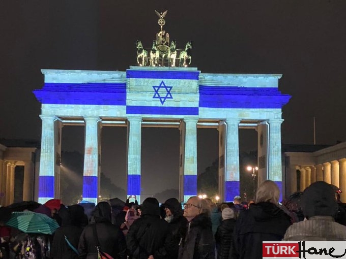 Berlin’de Branderburg Kapısı’na İsrail bayrağı yansıtıldı