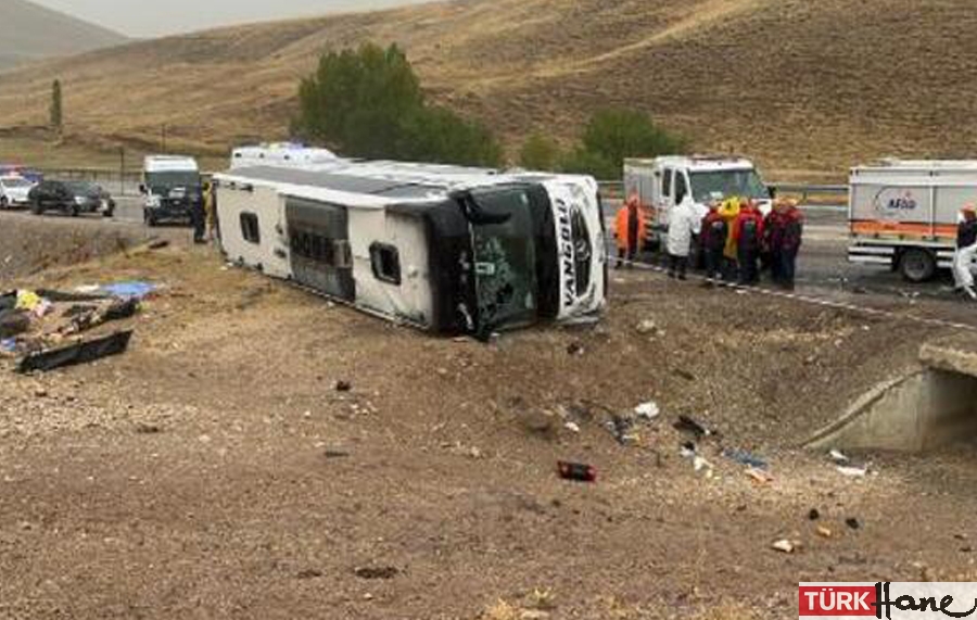 Sivas’ta yolcu otobüsü devrildi: 7 ölü, 40 yaralı