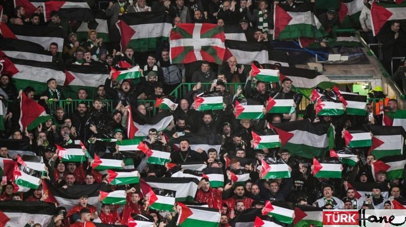Celtic taraftarları binlerce Filistin bayrağı açtı