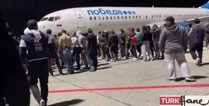 Protestocular İsrail’den gelen uçağın etrafını sardı