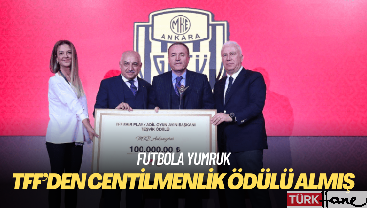 Sahada hakem döven Faruk Koca, TFF başkanından centilmenlik ödülü almış