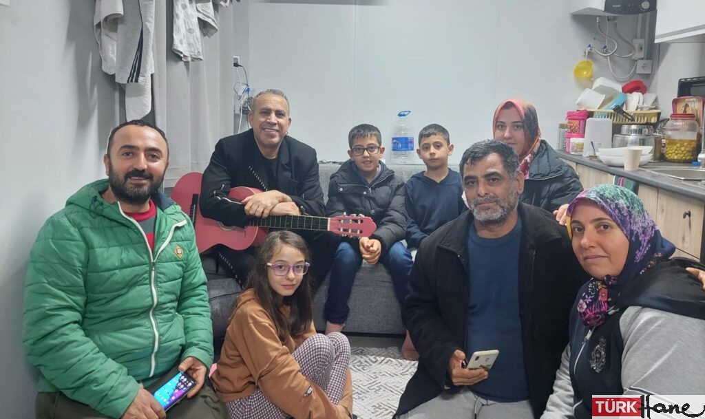 Haluk Levent, yeni yıla konteyner kentte kalan depremzedelerle girdi