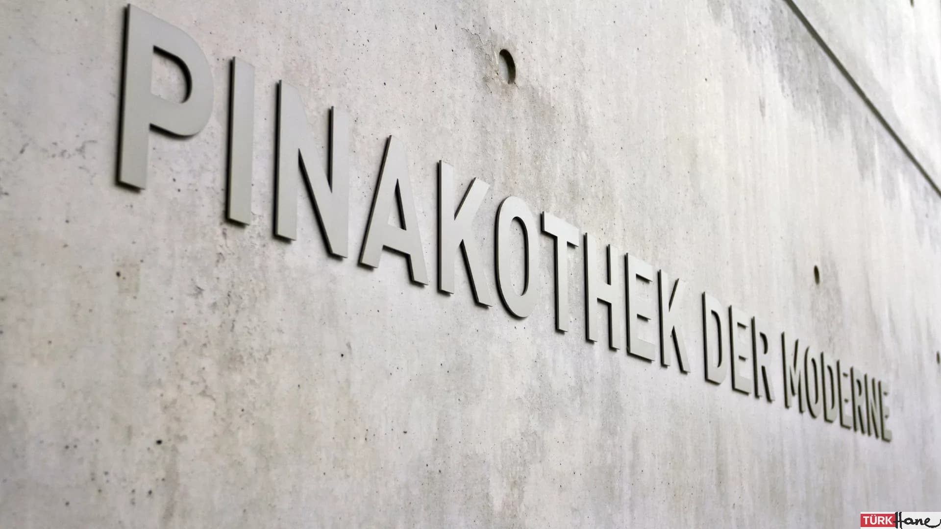 Sanat galerisine kendi tablosunu asan çalışan işten atıldı