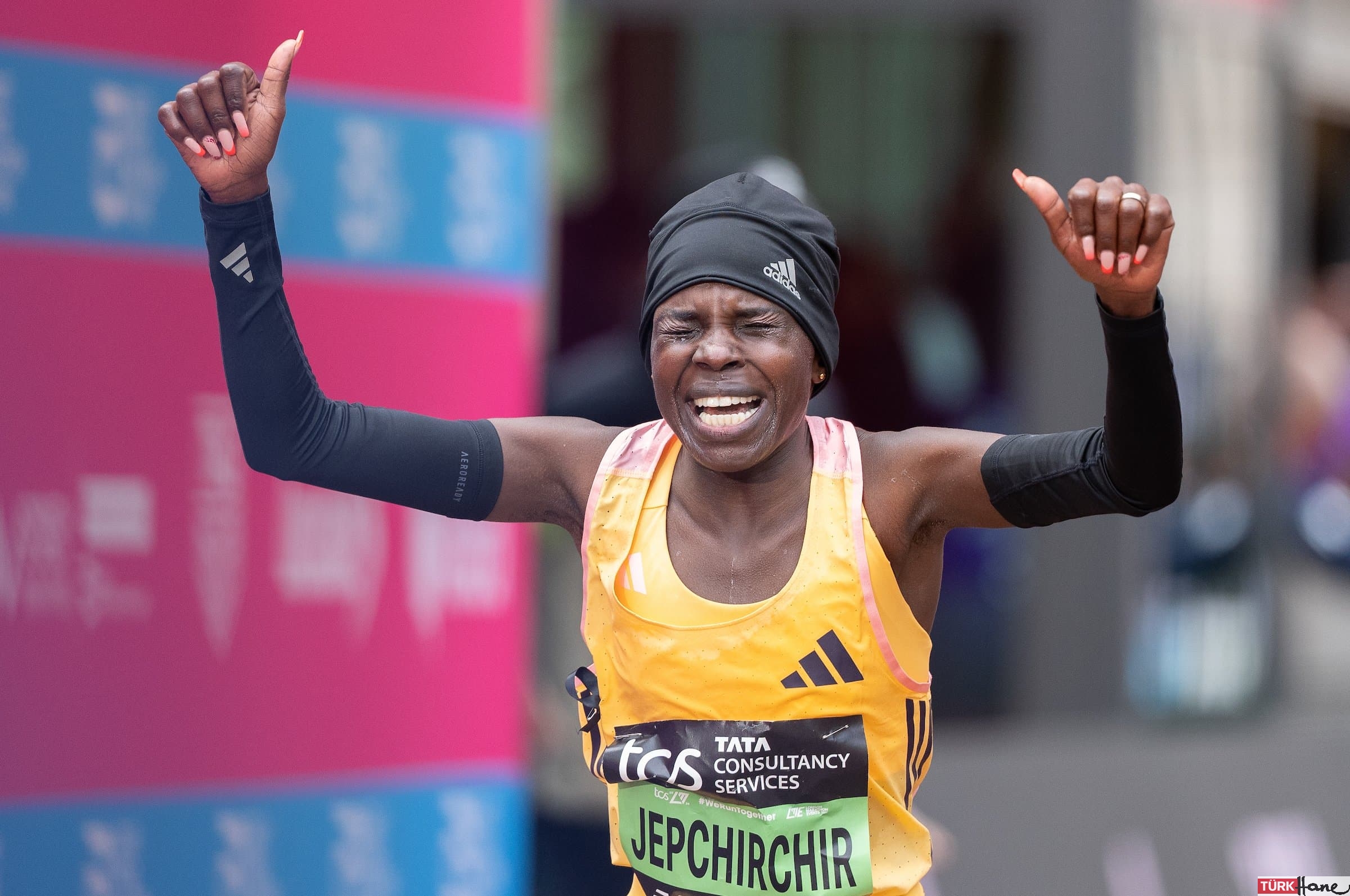 Kenyalı atlet Jepchirchir kadınlar dünya rekorunu kırdı